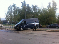 Автомобиль «Спецсвязь» протаранил металлические ограждения в Волжском