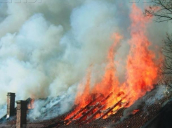 В Волжском сгорел дачный дом