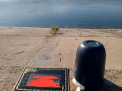 В Волжском развеяли прах умершего над рекой и бросили рядом урну