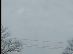 «Черный дым шпарит»: возгорание в Волжском попало на видео