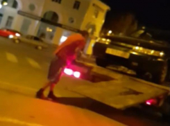 Пьяный хам вместе с друзьями пытались уломать таксиста перегнать авто в Волжском