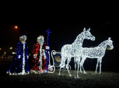 Дед Мороз и Снегурочка, оленья упряжка и Золушка – Волжский превратили в город новогодних чудес