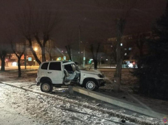 Машина «в кашу», столб упал: водитель «нивы» не справился с управлением в Волжском