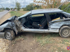 Автомобиль при столкновении вмяло в опору ЛЭП в Средней Ахтубе