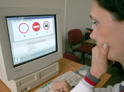 Жители Волжского будут сдавать водительские экзамены по новым билетам