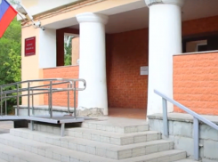 После сообщения о минировании из здания Волжского городского суда эвакуировали людей