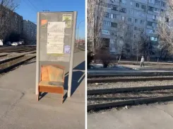 «Мне за эту разработку такую премию дадут!»: в Волжском вместо остановки установили «антивандальное» кресло