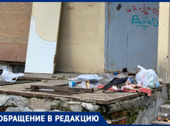 Руины у входа в подъезд и грязь: коммунальщики в Волжском наплевали на помойку у жилого дома