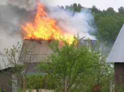 В Волжском из-за неисправной проводки горели сразу две дачи