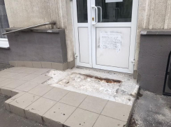 Аварийные ступени встречают волжан на входе в магазин в Волжском