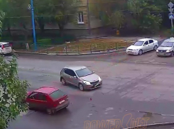 От удара во время ДТП в Волжском иномарку развернуло на 180 градусов
