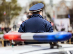 Вооруженный и пьяный охранник в Волжском уснул за рулём своего авто