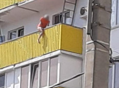 Полуобнаженная нимфа показала опасный трюк