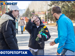 Под лучами солнца с сотней букетов в руках: в Волжском активисты раздавали букеты прохожим