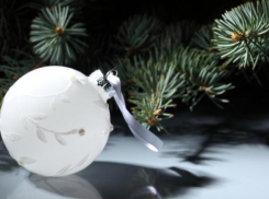 Администрация Волжского заказывает 300 елочных шаров с логотипом