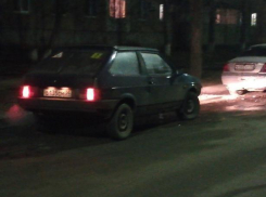 Неадекватный волжанин на авто друга устроил ДТП во дворе Волжского