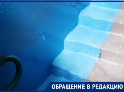 Благодаря публикации в «Блокнот Волжский» залатали провал на лестничном пролете