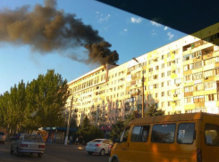 Черный дым от пожара на крыше известного здания напугал волжан