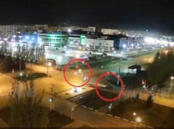Лихач на полной скорости проскочил на красный и столкнулся с другим авто. Видео
