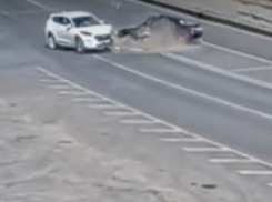 В Волгограде женщина с ребенком пострадали в ДТП, попавшем на видео 