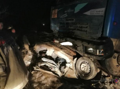 Пять человек погибли на трассе в области: легковушка влетела под КамАЗ