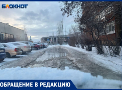 Огромные ямы на дорогах и лед: в 32 микрорайоне Волжского ни пройти, ни проехать