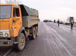 В Волжском электромеханик пострадал при столкновении «Чери Тиго» с «КамАЗом»