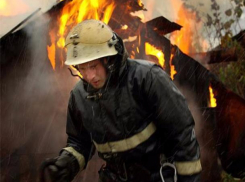 Двое мужчин пострадали в крупном пожаре в Средней Ахтубе