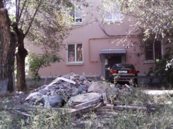 После капитального ремонта, управленцы на три года оставили строительный мусор у окон жилого дома в Волжском
