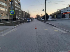 Водитель ВАЗа отправил молодую девушку в больницу в Волжском