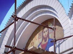 В Волжском на фасаде храма Иоанна Богослова установили икону Иисуса Христа