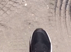 Волжанин снял на видео, как в асфальте отпечатываются следы