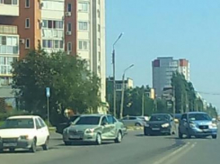 Водитель на Toyota в Волжском протаранил автоледи на KIA