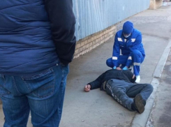 Едва не умершего возле подъезда в Волжском мужчину госпитализировали
