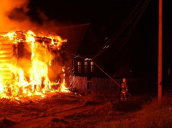 Сильнейшие пожары вспыхнули в домах в Среднеахтубинском районе