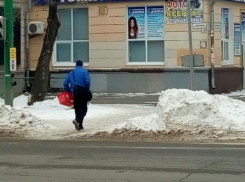 Мелкий воришка похитил «магнитовскую» корзину для продуктов в Волжском