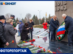 В Волжском почтили память погибших участников Сталинградской битвы: фоторепортаж