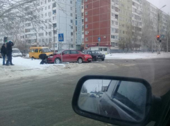 На перекрестке Волжского произошла массовая авария