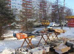 У предпринимателя уличной торговли в Волжском изъяли товар из-за неоплаченных штрафов