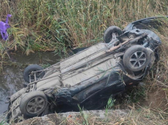 Иномарка опрокинулась в Волгограде: есть пострадавшие