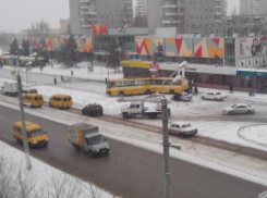 Движение в центре Волжского перекрыто из-за ДТП с автобусом