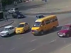 Бесцеремонно помяла старенькие «Жигули» ярко-желтая иномарка в Волжском 