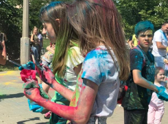 Разноцветные волжане гуляли по городу