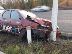 В Волжском такси протаранило столб