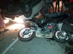 В Колхозной Ахтубе столкнулись иномарка и мотоцикл: погибли байкер и сотрудник ППС