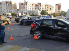 На перекрестке «Форд» не уступил дорогу «ВАЗу» - ДТП зафиксировали очевидцы