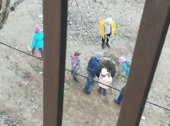 Суровые волжские дети играли у открытого колодца