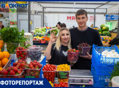ТЦ «Якорь»  поздравляет волжан с Днем России и приглашает за покупками