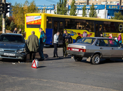 В Волжском произошла очередная авария на ул. Мира