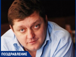 Уважаемый Олег Владимирович, с праздником!